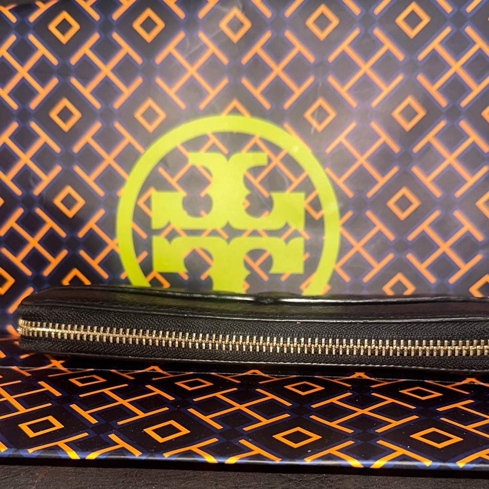Tory Burch Thea Zip Continental Wallet. - Picture 3 of 9